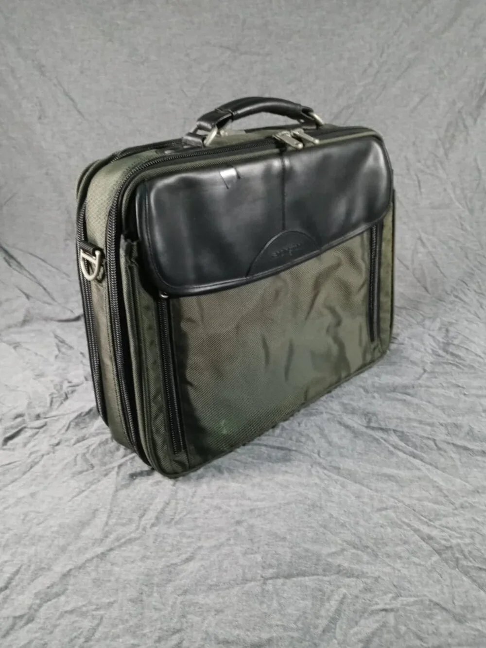 Kensington Green Heavy Duty Computer Laptop Tablet Messenger Bag in Great Cond